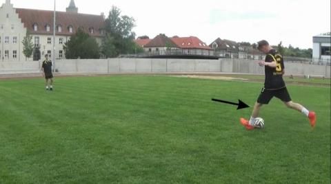 Video: Fußball: Flachpass mit der Innenseite