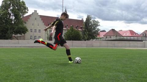 Video: Fußball: Vollspannstoß